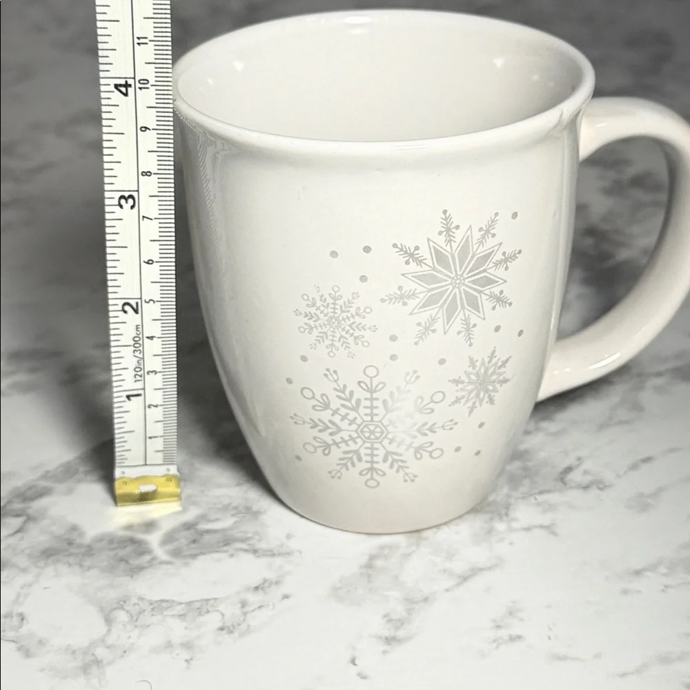Royal Norfolk White Mug with Silver Snowflake Design